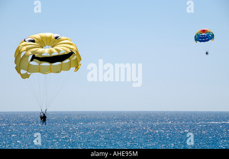 Le parapente au large de la plage de Nissi près de Ayia Napa sur l'île Méditerranéenne de Chypre UE Banque D'Images