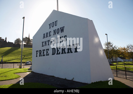 Vous êtes maintenant dans free derry mur pignon peinture à free derry corner, dans la zone bogside de Londonderry Derry Northern Irela Banque D'Images