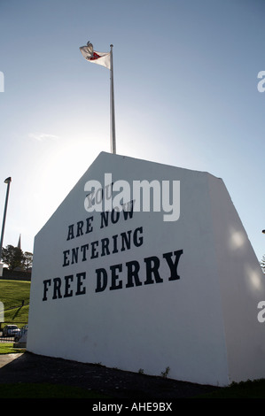 Vous êtes maintenant dans free derry mur pignon peinture à free derry corner, dans la zone bogside de Londonderry Derry Northern Irela Banque D'Images