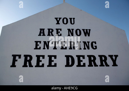 Vous êtes maintenant dans free derry mur pignon peinture à free derry corner, dans la zone bogside de Londonderry Derry Northern Irela Banque D'Images