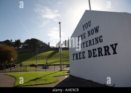 Vous êtes maintenant dans free derry mur pignon peinture à free derry corner, dans la zone bogside de Londonderry Derry avec mur de la ville Banque D'Images