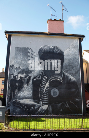 Les bombardiers de l'essence à la bataille de l'Bogside , partie de la People's gallery murales dans la rue derry bogside Rossville Banque D'Images