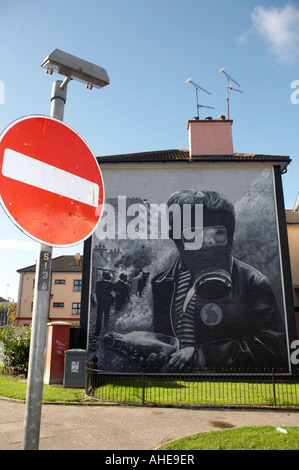 Pas d'entrée roadsign d'essence et le bomber à la bataille de l'Bogside , partie de la People's gallery murales dans la rue de Rossville Banque D'Images