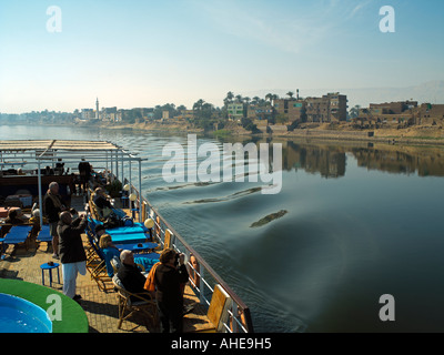 Nile Cruiser dirigée vers l'aval sur sa façon de Dendérah Banque D'Images