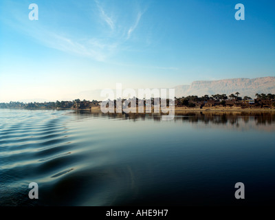 Vue de la rive ouest du Nil à partir d'un bateau de rivière en aval de la tête sur sa façon de Dendérah Banque D'Images