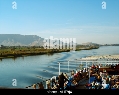 River Nile Cruiser sur son chemin à Louxor à partir de Dendérah Banque D'Images