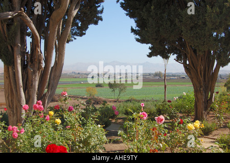 Voir des fermes de la vallée par la Mission de San Juan Bautista State Park CA USA Banque D'Images