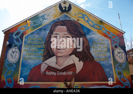 Bobby Sands murale memorial peint sur le mur pignon du Sinn Fein siège dans la falls road républicaine Banque D'Images