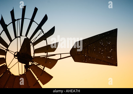 Les ailettes moulin près jusqu'au coucher du soleil Banque D'Images