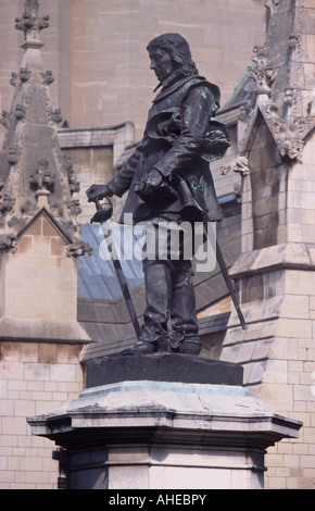 Statue d'Oliver Cromwell, debout devant les Chambres du Parlement sur Cromwell Green, Westminster, London Banque D'Images