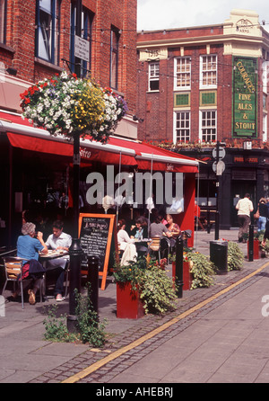 Diners à un restaurant en plein air en Exmouth Market, Clerkenwell, London EC1, Angleterre Banque D'Images