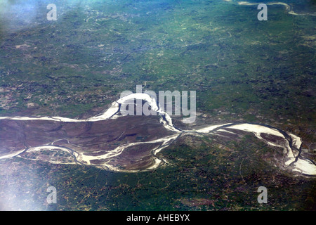 Vue aérienne de ganges découlant de contreforts de l'Himalaya indien du nord montrant sa plaine inondable dans modèle tressé Banque D'Images