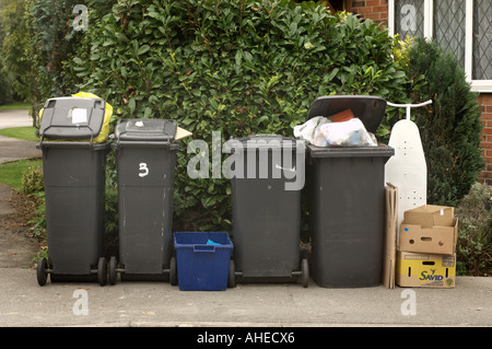 Rangée de poubelles à roulettes sur le trottoir d'une rue du Royaume-Uni en attente d'être vidées Banque D'Images