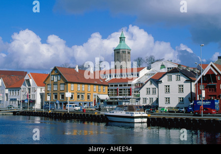 Vue de Vågen à Valbergtårnet Valberg (Tour) et de pittoresques bâtiments peints de couleurs vives, Stavanger, Rogaland,. Banque D'Images