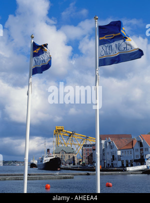 Drapeaux et vue de Vågen (Harbour), Stavanger, Rogaland,. Banque D'Images