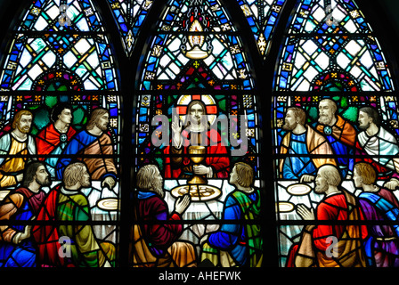 Vitraux à Strata Florida chapelle, Ceredigion, pays de Galles, représentant la Dernière Cène. Banque D'Images