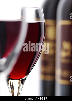 Deux verres et deux bouteilles de vin rouge Rioja Espagnol sur fond blanc Banque D'Images