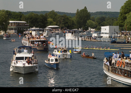 Régate royale de Henley. Henley sur Thames Oxfordshire Angleterre à la fin d'une journée de course. Années 2000 2006 HOMER SYKES Banque D'Images