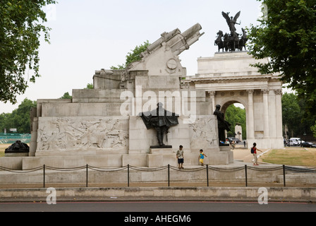 Enfants jouant sur le mémorial de l'Artillerie royale Hyde Park Corner London England Banque D'Images