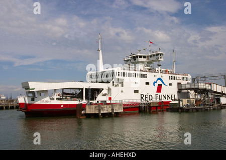 Ferry Red Funnel à Southampton la préparation pour le départ de Cowes, est l'île de Wight Hampshire Angleterre Banque D'Images