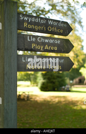 Panneaux bois bilingue anglais gallois à Golden Grove country park Gelli Aur près de llandeilo Carmarthenshire Galles Août 2007 Banque D'Images