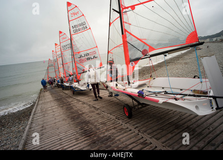 Se préparer à lancer au démarrage de la classe 29er canot national championnat de voile britannique Llandudno Août 2007 Banque D'Images