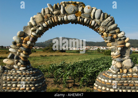 Une porte de ferme faite de galets de pierre près de Praia do Mar, dans le nord du Portugal Banque D'Images
