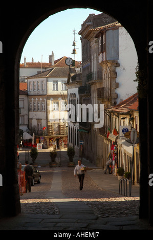 Vue à travers la passerelle en arc de l'enceinte de la ville de Valença, également connu sous le nom de Valença do Minho au nord du Portugal Banque D'Images