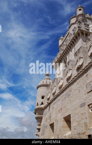 Le 16e siècle Torre de Belem Tower ou tour de St Vincent dans le style de l'architecture manuéline situé dans le quartier de Belém à Lisbonne Portugal Banque D'Images