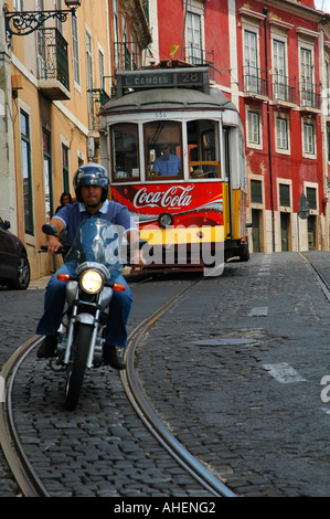 Le tramway numéro 28 avec Coca Cola annonce en face qui transitent par l'Alfama Lisbonne Portugal Banque D'Images