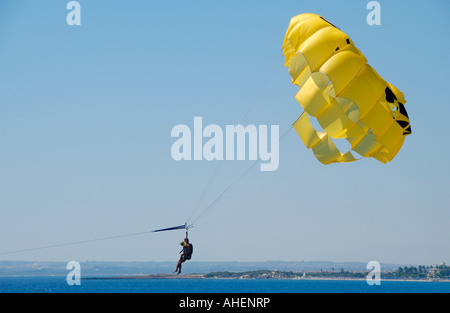 Parachute en bateau au large de la plage de Nissi près de Ayia Napa sur l'île Méditerranéenne de Chypre UE Banque D'Images