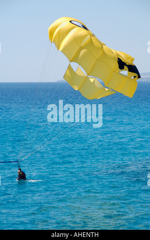 Parachute en bateau au large de la plage de Nissi près de Ayia Napa sur l'île Méditerranéenne de Chypre UE Banque D'Images