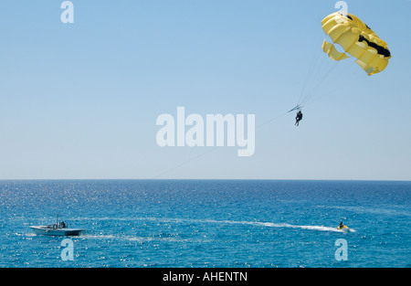 Parachute en bateau au large de la plage de Nissi près de Ayia Napa sur l'île Méditerranéenne de Chypre UE Banque D'Images