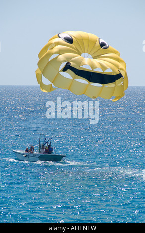 Le parapente au large de la plage de Nissi près de Ayia Napa sur l'île Méditerranéenne de Chypre UE Banque D'Images