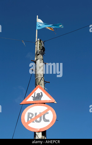 Sniper au travail signe et pas d'entrée à la police sur un poteau télégraphique à l'entrée de la zone de bogside nationaliste Devenez tuteur à Londres Derry Banque D'Images