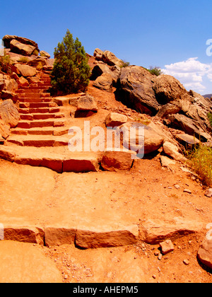 Escalier en pierre de grès rouge et de sable rouge précédant le côté d'une colline dans l'arrière-pays Banque D'Images