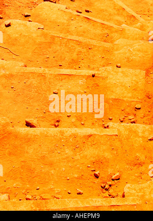 Escalier en pierre de grès rouge intense et sable rouge qui descend dans un canyon très chaud dans l'arrière-pays Banque D'Images