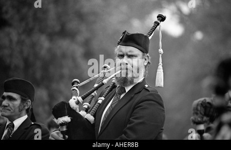 Homme habillé en costume écossais et jouant de la cornemuse Banque D'Images