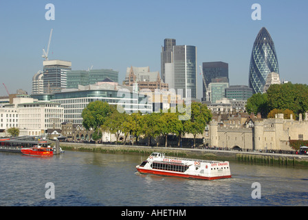 Ville Ville de Londres comprend de nouvelles édifice Willis en octobre 2007, décrit au-delà de la Tour de Londres et la piscine de Londres Banque D'Images