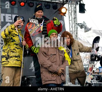 Le rappeur Common pose avec Andreas Wiig, Jussi Oksanen, et Shaun White à l'ESPN Winter X Games 2007 à Aspen, Colorado, USA Banque D'Images