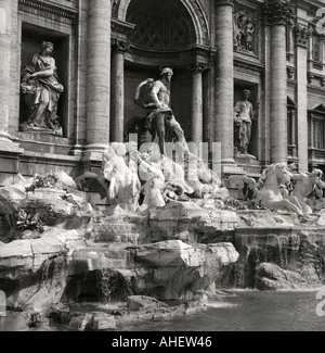 Vue sur la célèbre trois pièces de monnaie dans une fontaine de Trevi à Rome Banque D'Images