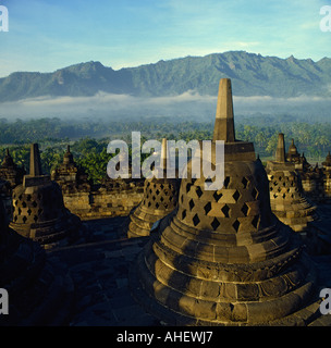 Borobudur, le plus grand temple bouddhiste de plus de 1100 ans pris à l'aube avec brouillard Central Java Indonésie Banque D'Images