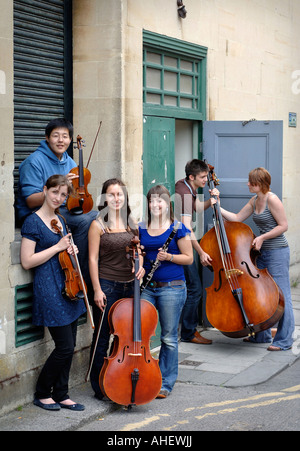 Une partie de l'ORCHESTRE NATIONAL DES JEUNES ENTRE LES RÉPÉTITIONS AU STADE PORTE DE LA BAIGNOIRE FORUM UK Banque D'Images