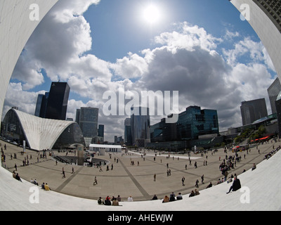 Vue fisheye de la défense de paris en dessous de la grande arche avec Sun dans le cadre Banque D'Images