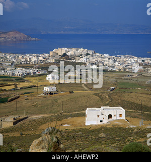 La ville de Naxos à partir de la colline avec une maison blanche dans les champs verts en premier plan et au-delà de l'île de Paros Naxos les îles Grecques Banque D'Images