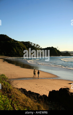 Couple en train de marcher sur la plage de Wategos Byron Bay Australie Banque D'Images