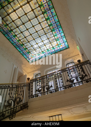 Escalier et puits de lumière, le Four Seasons Gresham Palace Hotel, Budapest, Hongrie Banque D'Images