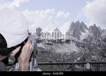 Les touristes à la recherche à la main à travers les montagnes Dolomites Alpes européennes Italie télescope Banque D'Images