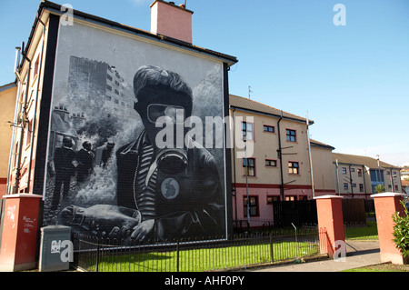 Les bombardiers de l'essence à la bataille de l'Bogside , partie de la People's gallery murales en son sommet de la rue de l'aire de bogside D Banque D'Images