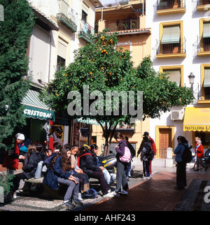 Les étudiants sur un voyage scolaire groupe d'étude s'asseoir se détendre dans une rue de la ville de Grenade en Andalousie Espagne KATHY DEWITT Banque D'Images